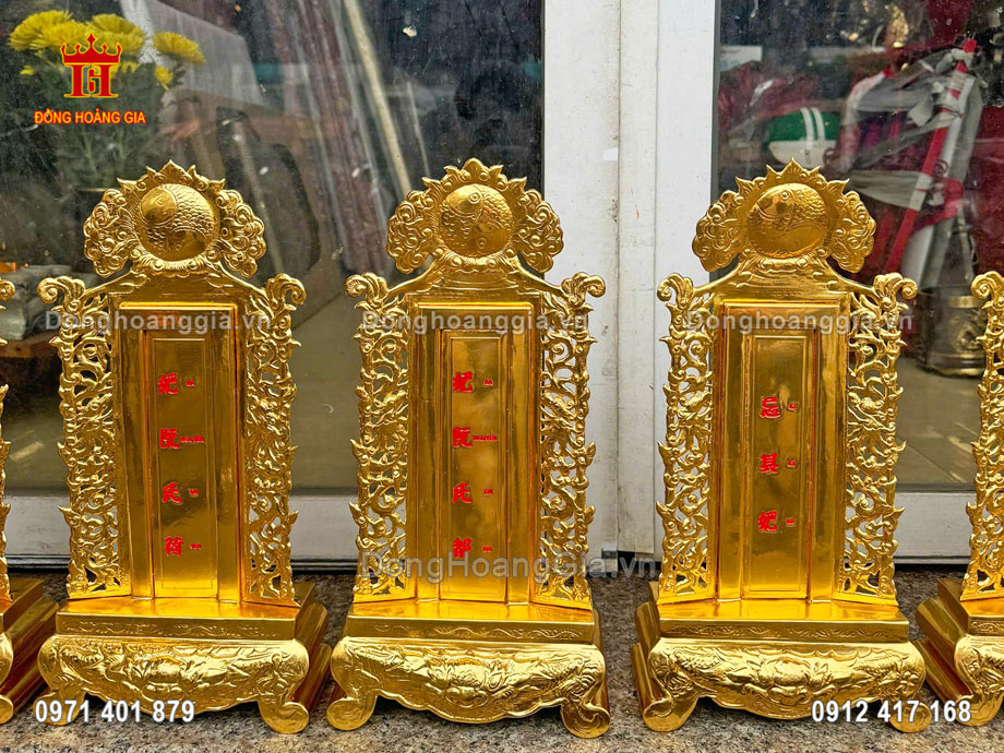 Sản phẩm bài vị mạ vàng được nghệ nhân chế tác thủ công truyền thống